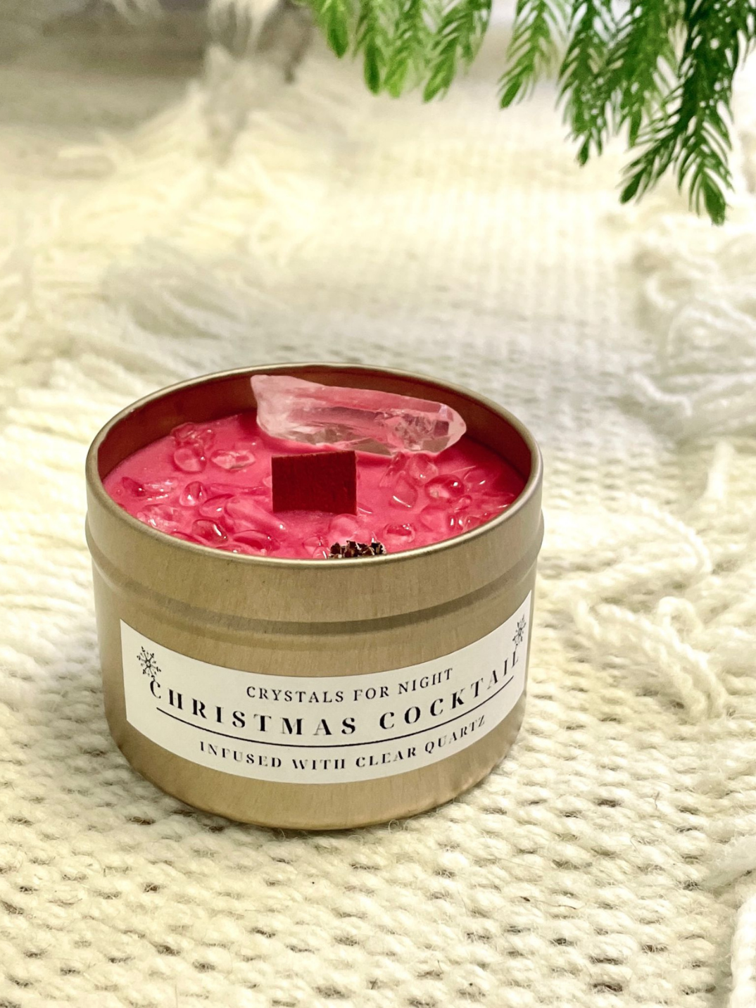 This Christmas festive soy wax candle smells like fresh evergreens, red berries, and juniper. Infused with Clear Quartz to ease you into the festive mood.