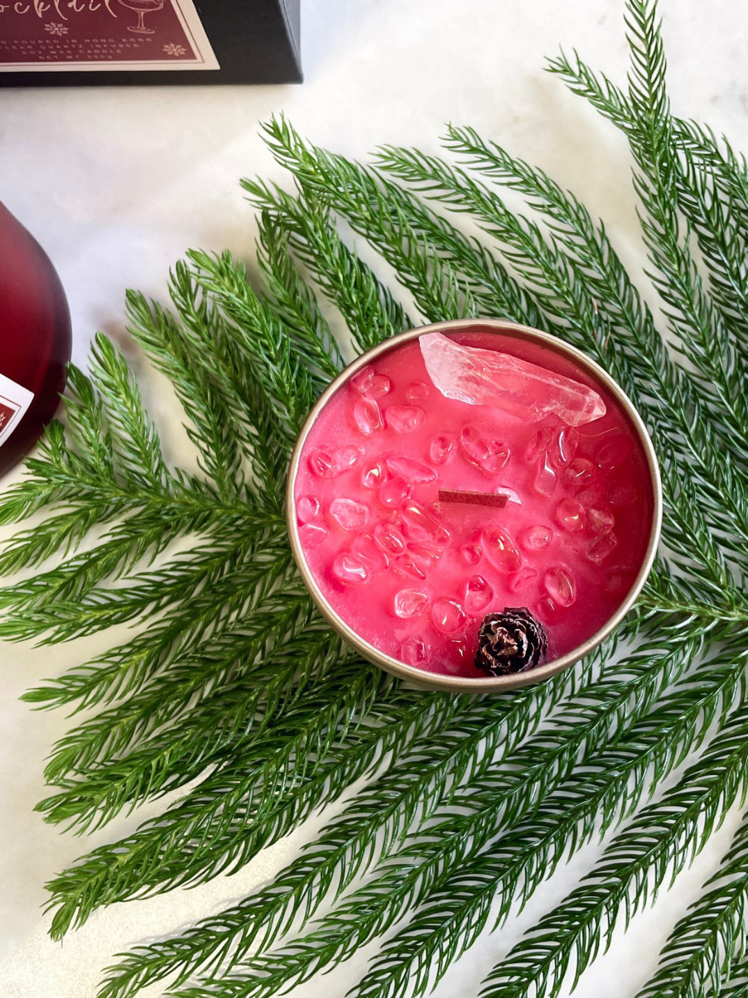 This Christmas festive soy wax candle smells like fresh evergreens, red berries, and juniper. Infused with Clear Quartz to ease you into the festive mood.