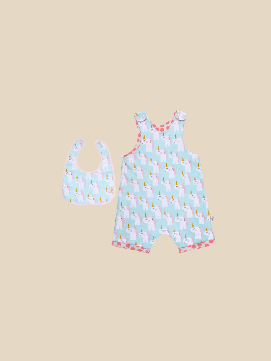 This adorable gift set comes with: 1x organic cotton reversible romper and 1x organic cotton reversible bib. All of our gift sets come with complimentary gift wrapping services. A unicorn and apples pattern that's unisex. Shop now.