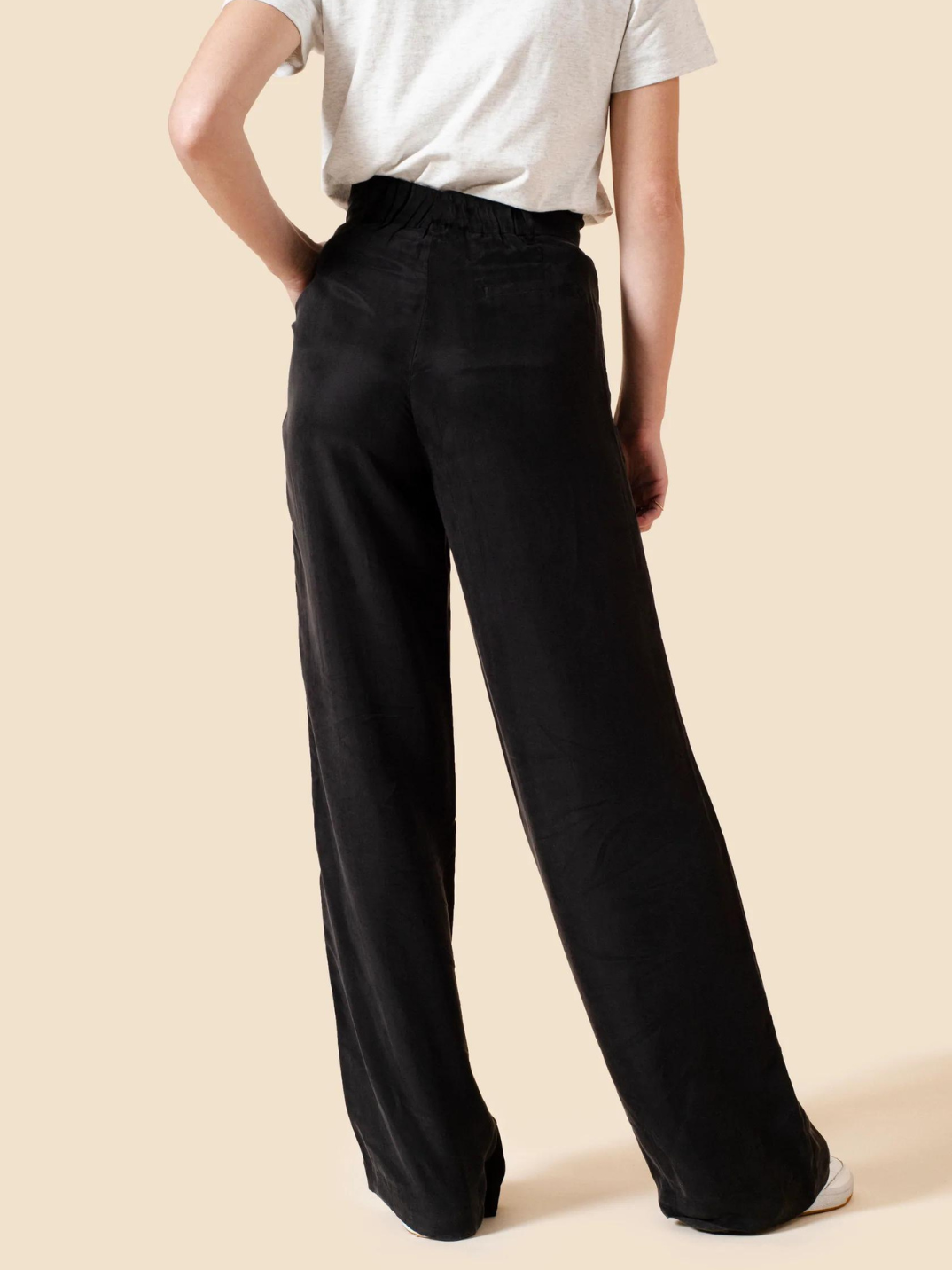 No capsule wardrobe is complete without that perfect pair of wide leg pants. Cut from an ultra-soft, lightweight natural fiber, the Willow Wide Leg Pants are a high-waisted design that elongate the silhouette. Featuring an elastic back waistband and side pockets, these pants guarantee tailored comfort. Ideal for an effortlessly cool look with sneakers, or occasion dressing with heels. 