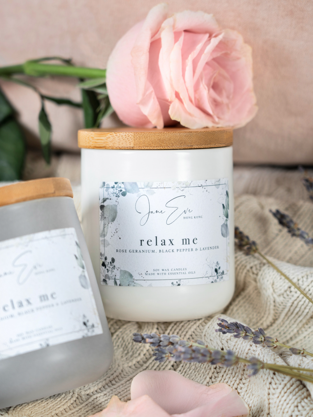 Our Relax Me candle is a blend of Rose Geranium, Black Pepper and Lavender creating a deliciously comforting scent. The velvety florals of Rose together with a hint Black Pepper help sooth tightened emotions. soy wax candle handpoured in Hong Kong